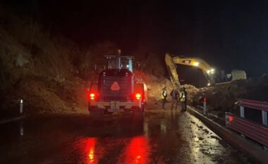 Rrëshqitje masive nga shpati i malit, bllokohet plotësisht aksi rrugor Qukës-Qafë Plloçë