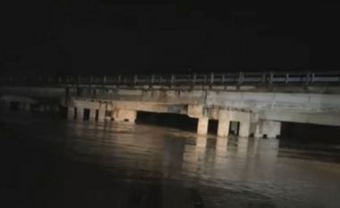 Vjosa del nga shtrati, banorët refuzojnë të largohen: Do qëndrojmë këtu, kemi mallin