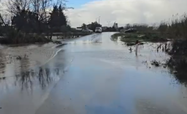 Del nga shtrati lumi Vjosa, bllokohet rruga e vjetër Fier-Vlorë