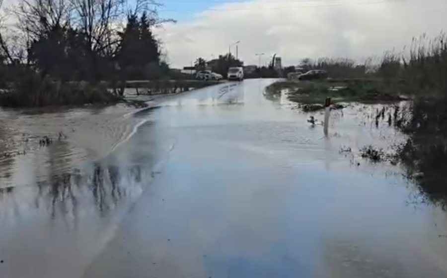 Del nga shtrati lumi Vjosa, bllokohet rruga e vjetër Fier-Vlorë