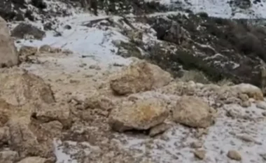 Shembet masivi me gurë dhe inerte në Selenicë, bllokohet rruga! Dhjetëra familje kërkojnë ndihmë