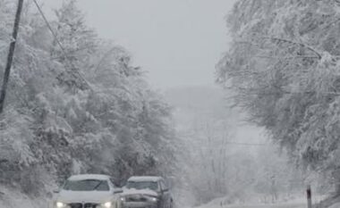 Reshje shiu dhe bore në Kosovë, probleme e vështirësi në qarkullim në disa akse rrugore