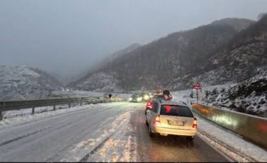 Reshjet e dëborës dhe makina pa pajisje dimërore, bllokohet rruga e Arbrit