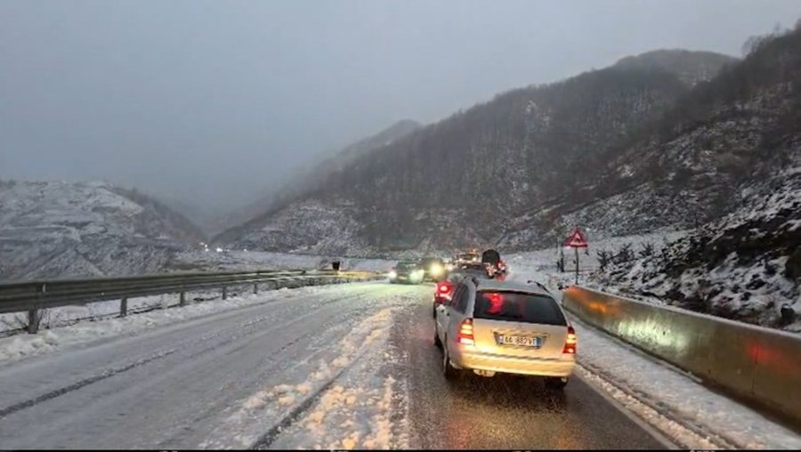 Reshjet e dëborës dhe makina pa pajisje dimërore  bllokohet rruga e Arbrit