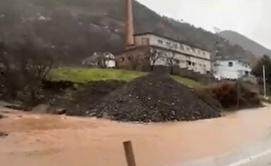Situatë kritike në Pogradec, evakuuohen 5 familje pasi u rrezikohen banesat nga rrëshqitja e dheut