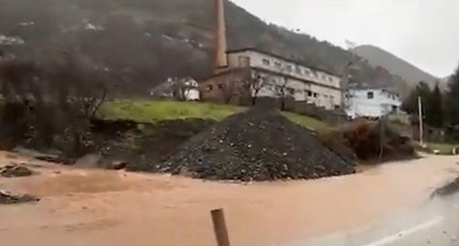 Situatë kritike në Pogradec  evakuuohen 5 familje pasi u rrezikohen banesat nga rrëshqitja e dheut