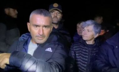 “Ça të bëjmë, të marrim armët?” Banorët e fshatit në Berat ngrihen në protestë pas përmbytjeve: Bashkia po na mbyll kanalin