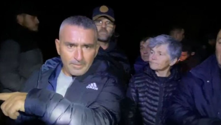 “Ça të bëjmë, të marrim armët?” Banorët e fshatit në Berat ngrihen në protestë pas përmbytjeve: Bashkia po na mbyll kanalin