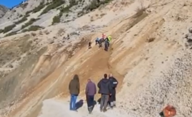 Prej katër ditësh në izolim/ Autoritetet lënë në mëshirë të fatit fshatin Bashaj, banorët ‘çajnë’ vetë rrugën