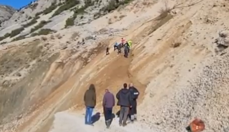 Prej katër ditësh në izolim  Autoritetet lënë në mëshirë të fatit fshatin Bashaj  banorët  çajnë  vetë rrugën