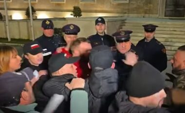 Miell drejt Kryeministrisë dhe “të infiltruar” mes tyre/ “Plas sherri” mes protestuesve të Lapajt dhe policisë