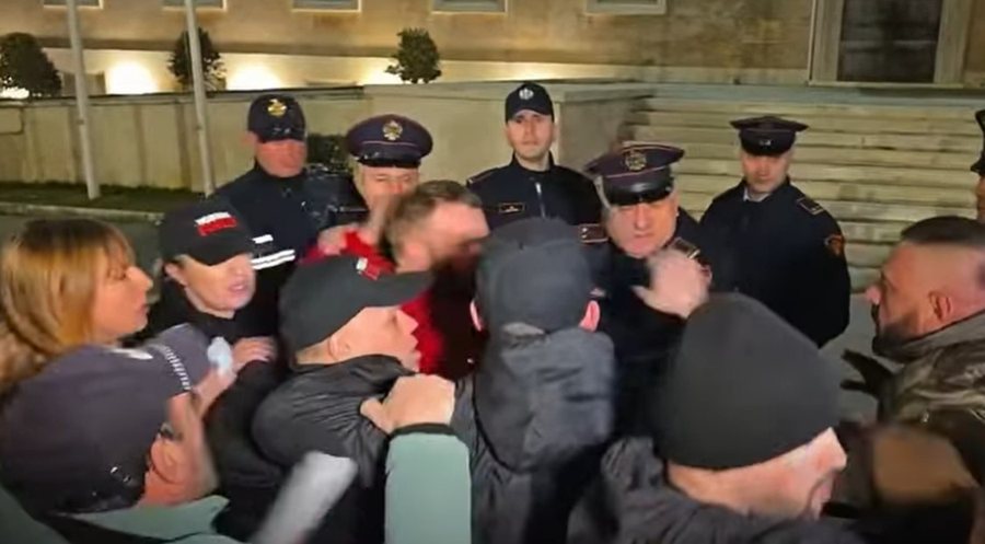 Miell drejt Kryeministrisë dhe “të infiltruar” mes tyre/ “Plas sherri” mes protestuesve të Lapajt dhe policisë