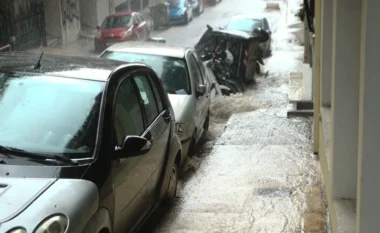 Moti i keq me reshje të dendura shiu pritet që të prekë Greqinë, mbyllen shkollat në pjesën më të madhe të vendit