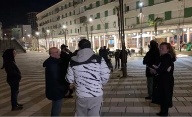 Tregtarët e Vlorës njoftohen 3 ditë para për largimin nga tregu, protestë përpara bashkisë: Kryebashkiakja thotë nuk kemi prona, ne ku të shkojmë?