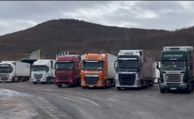 Pas 3 ditëve bllokadë në 10 pika doganore, nis këtë mbrëmje lëvizja e kamioneve nga dogana e Qafë Thanës! Vjen zgjidhja nga Komisioni Evropian