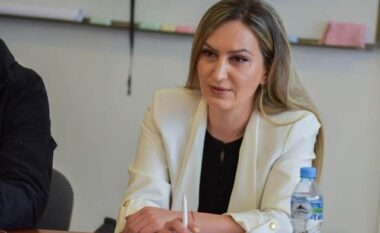 Shkeli masën e sigurisë, arrestohet drejtoresha e Emigracionit në Ministrinë e Brendshme