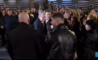 Protesta e PD para Kryeministrisë, Berisha mbërrin për foltoren