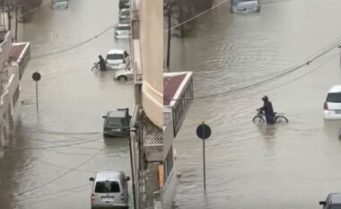 Rrugët kthehen në lumenj, makinat “zhyten” në ujë/ Berisha publikon pamjet