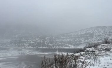 Rikthehen reshjet e borës në Qarkun e Dibrës, vështirësi në qarkullimin e mjeteve në Rrugën e Arbrit