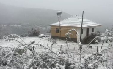 Nisin reshjet e dëborës në Dibër, vështirësi në qarkullimin e mjeteve