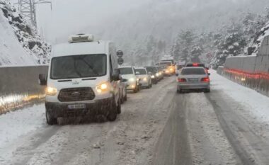 Reshjet e dëborës në Rrugën e Arbrit, disa makina dalin nga rruga dhe përfundojnë në kanal
