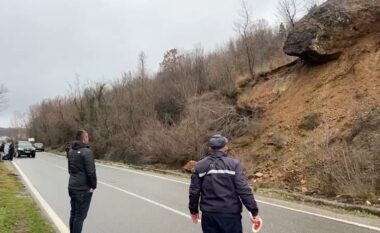Shkëmbi shkëputet nga mali, pezullohet qarkullimi i mjeteve në hyrje të Klosit (VIDEO)