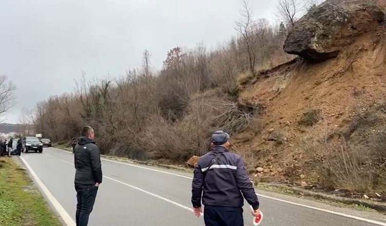 Shkëmbi shkëputet nga mali  pezullohet qarkullimi i mjeteve në hyrje të Klosit  VIDEO 