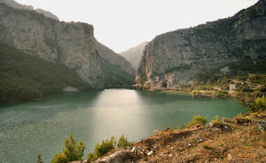 Tentoi të kalonte lumin dhe e mori rrjedha e ujit, humb jetën 66-vjeçari në Mat