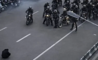 Kaos dhe trazira në Iran, shkon në 12 numri i viktimave pas protestave që përfshinë vendin. Të paktën 30 qytete të paralizuara nga tubimet