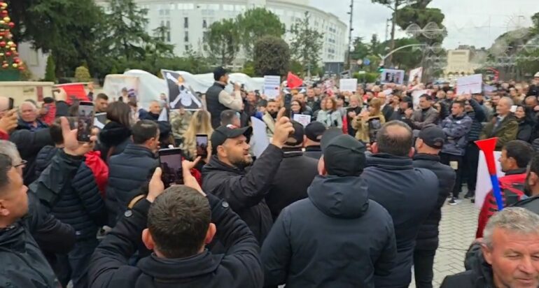 Me një firmë të zv kryeministres vodhën 50 mln euro   Lapaj  Blenë 10 mln euro çokollata  por buxheti kundër kancerit nuk është aq  çfarë duhet të bëjë më shumë një qeveri që të rrëzohet 