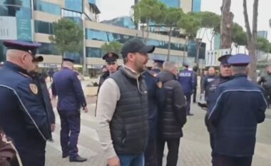 Përplasje para Kryeministrisë, Lapaj me tone të ashpra ndaj policisë pas heqjes së çadrave: Ju doni Belinda hajduten!