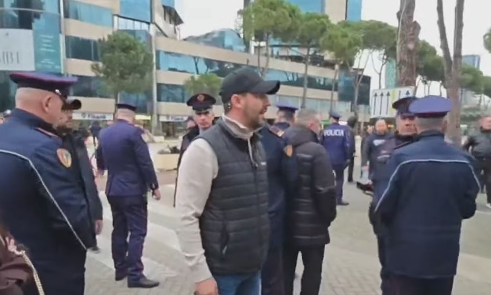 Përplasje para Kryeministrisë  Lapaj me tone të ashpra ndaj policisë pas heqjes së çadrave  Ju doni Belinda hajduten 