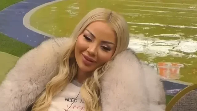 me-ka-dashur-kur-s-isha-askushi-benita-flet-per-historine-e-saj-sentimentale-jashte-shtepise