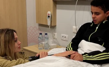 Angelina Jolie vizitoi fëmijët palestinezë në një spital në Egjipt, i tha një djali, nëna e të cilit u vra: Më vjen shumë keq
