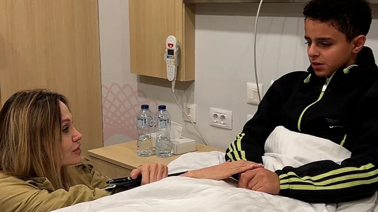 Angelina Jolie vizitoi fëmijët palestinezë në një spital në Egjipt  i tha një djali  nëna e të cilit u vra  Më vjen shumë keq