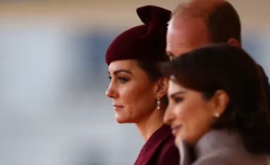 Kate Middleton thyen heshtjen për kimioterapinë gjatë një vizite në spital
