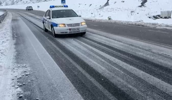 Dibër  Reshjet e borës  pushtojnë  zonat malore  vështirësi në qarkullim pas ngricave dhe akullit