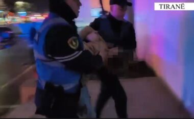Tiranë/ Plagosi me thikë 18-vjeçarin, arrestohet i riu i shpallur në kërkim (VIDEO)