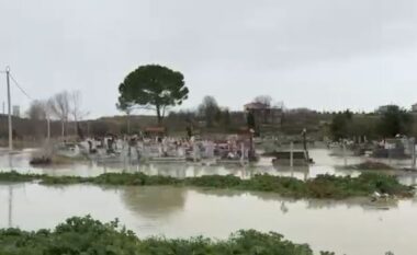 VIDEO/ Pamje dramatike në Durrës, lumi Erzen del nga shtrati dhe përmbyt varrezat