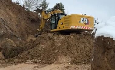 Kushtoi 260 mln euro me firmën e Ballukut/ Shembet sërish aksi i florinjtë Qukës-Qafë Plloçë. Rrëshqitja e dherave bllokon qarkullimin e mjeteve(VIDEO)