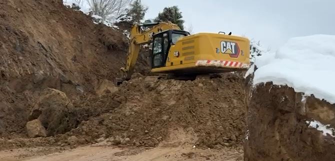 Kushtoi 260 mln euro me firmën e Ballukut/ Shembet sërish aksi i florinjtë Qukës-Qafë Plloçë. Rrëshqitja e dherave bllokon qarkullimin e mjeteve(VIDEO)