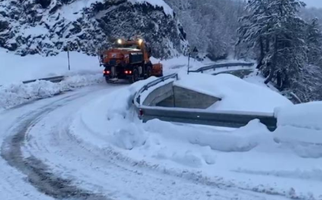 ELBASANI NË NGRICË/ Rruga për Labinot Mal dhe Zavalinë qarkullohen vetëm me zinxhirë, -6 gradë Celcius