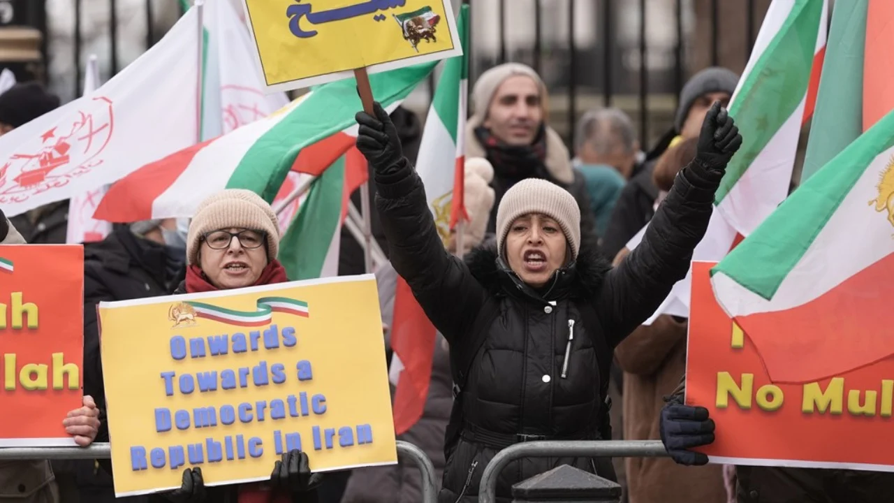Protestat e dhunshme në Iran  vritet zyrtari i lartë iranian nga demonstruesit në Mashhad