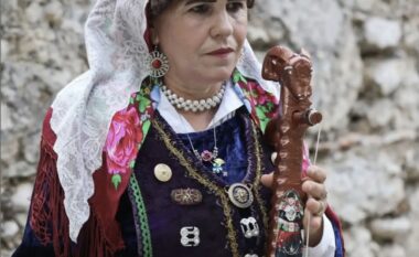 Lumturije Nonaj, e vetmja rapsode grua në botë që i bie lahutës