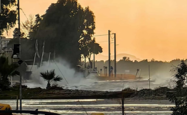 Greqia “pushtohet” nga përmbytjet/ Moti i keq shkakton mbylljen e shkollave, ja zonat më të rrezikuara…