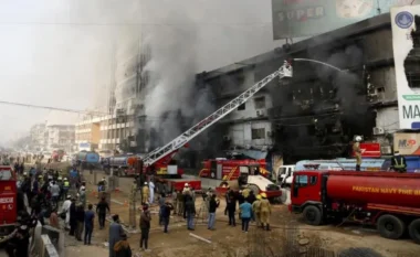 Zjarr masiv në një qendër tregtare në Pakistan, 21 të vdekur dhe dhjetëra të zhdukur