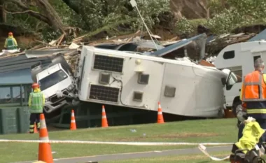 Tragjedi në Zelandën e Re: Dy të vdekur dhe persona të bllokuar pas rrëshqitjeve të dheut