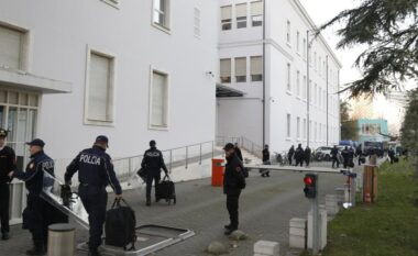 PO NDODH/ SHIU NUK E FIK PROTESTËN! Gjithçka gati në shesh-betejë: 1300 policë rrethojnë Kryeministrinë, militantët mbushin PD-në