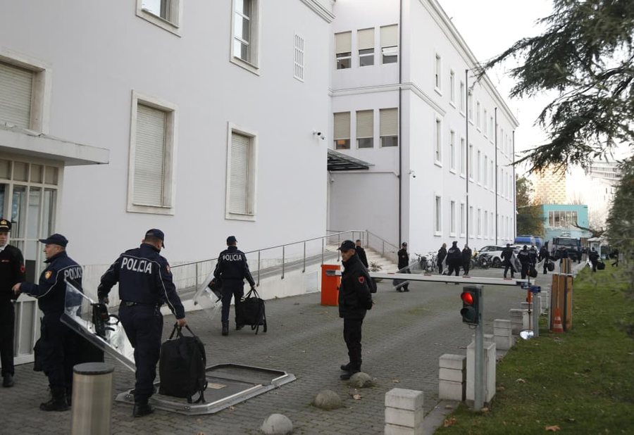 PO NDODH  SHIU NUK E FIK PROTESTËN  Gjithçka gati në shesh betejë  1300 policë rrethojnë Kryeministrinë  militantët mbushin PD në