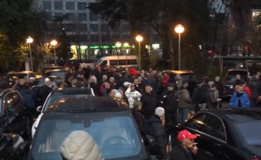 Protesta e PD, Berisha mbërrin në seli, pritet nga demokratët